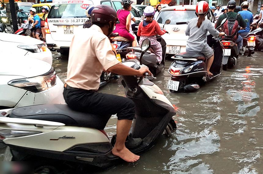 Xe cộ chết máy, ngã nhào khi triều cường gây ngập trung tâm Sài Gòn